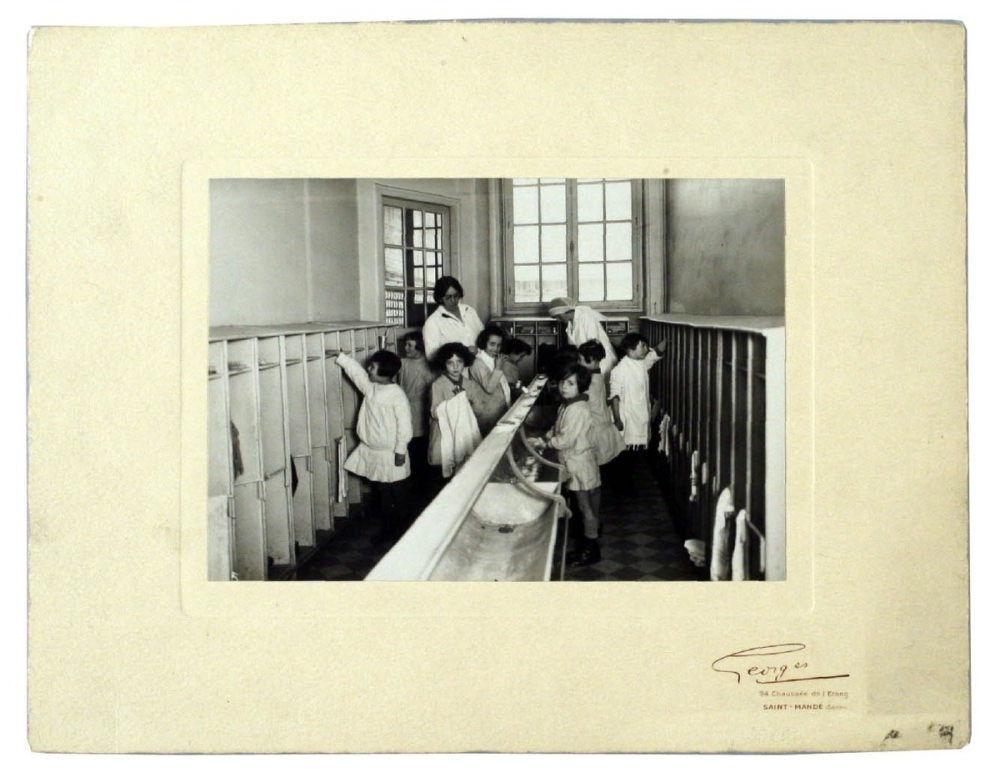 Ecole primaire de filles, lavabos. 