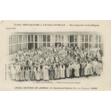 Ecole Préparatoire à L'Ecole centrale - Baccalauréats Scientifiques - Année1904 - 1 - Cour de récréation - Elèves en tenue de travail - L'école Duvignau de Lanneau, 71 Boulevard Péreire (Place de Wagram), Paris.