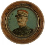 Boîte de boutons de chocolat Menier à l'effigie du général Galliéni. 