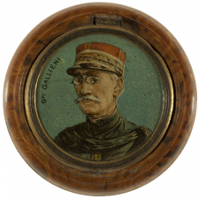Boîte de boutons de chocolat Menier à l'effigie du général Galliéni.