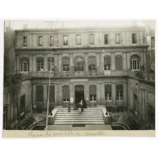 Lycée de jeunes filles de Marseille. Cour intérieure. 