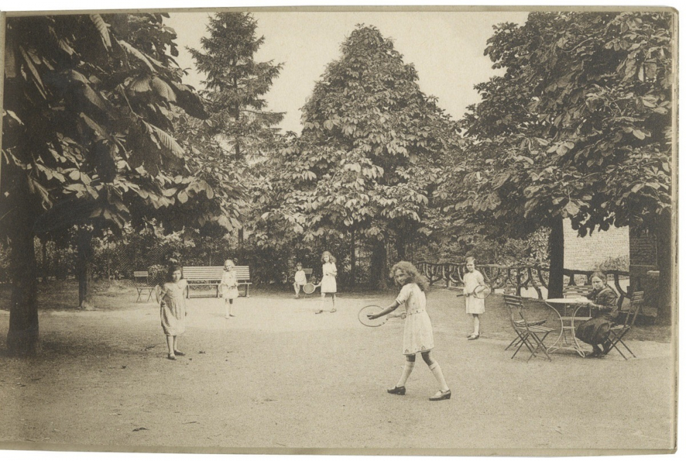 Etablissement des Fidèles Compagnes de Jésus - 93-95-97, Avenue Montjoie - Uccle - Cartes vues détachables - Cour de récréation.