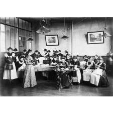 Ecole Normale d'Institutrices de Beauvais - Travail manuel dans la salle de couture. 