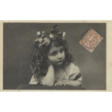 Petite fille couronnée de roses. 