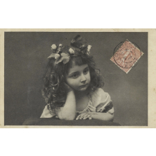 Petite fille couronnée de roses.