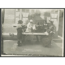 Cours d'enseignement de l'hygiène et de la puériculture dans la cour d'une école de jeunes filles rue de Patay à Paris.