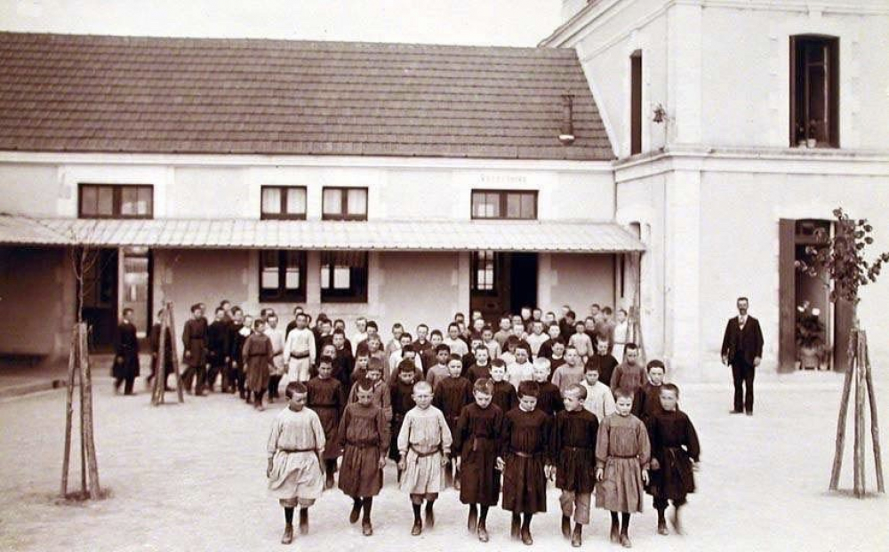 Enfants se rendant à la leçon de gymnastique - Ecole Saint-Martin.