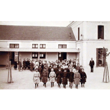Enfants se rendant à la leçon de gymnastique - Ecole Saint-Martin.