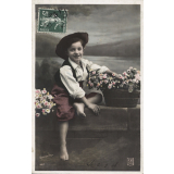 Jeune garçon aux corbeilles de fleurs. 