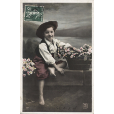 Jeune garçon aux corbeilles de fleurs.