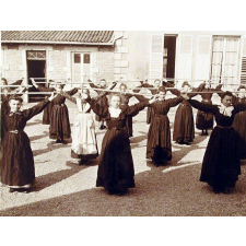 Ecole primaire supérieure de filles de Pont-à-Mousson - Leçon de gymnastique. 