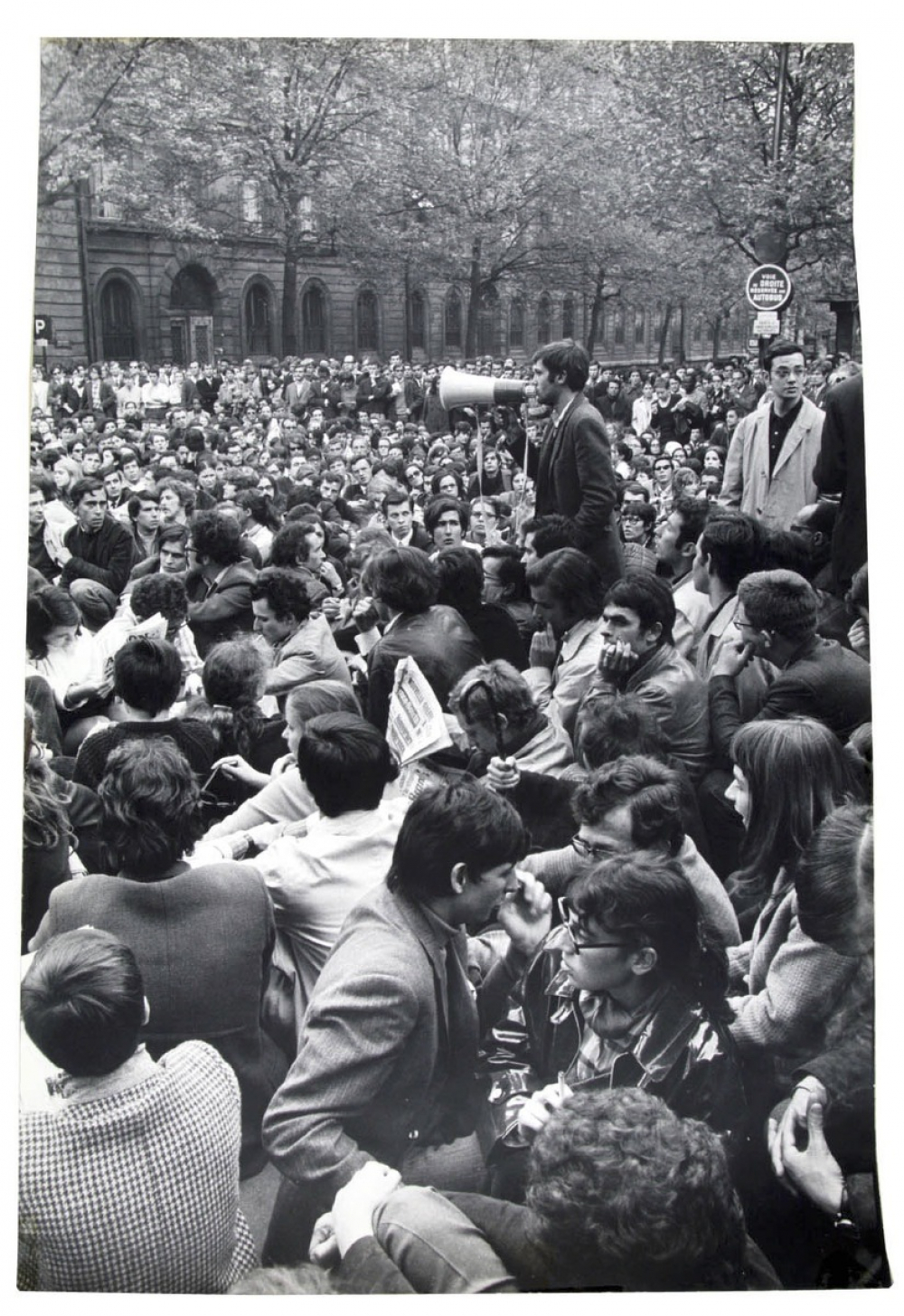 Sit-in d'étudiants avec discours au porte-voix 