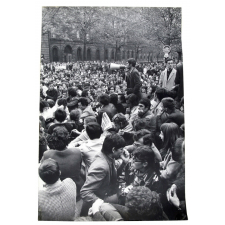 Sit-in d'étudiants avec discours au porte-voix