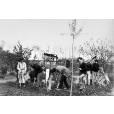 Ecole Normale d'Instituteurs de Châteauroux - Exercice de bêchage (le 18 Avril 1899). 