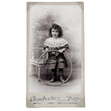 Violette et son cerceau. 