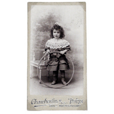 Violette et son cerceau. 