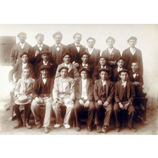 Association amicale de la jeunesse mousserollaise (1er groupe: 20 jeunes gens, le 24 septembre 1899).