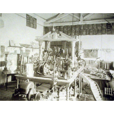 Ecole primaire supérieure professionnelle de Clermont-Ferrand - Magasin des objets fabriqués par les élèves - Table de mécanique.