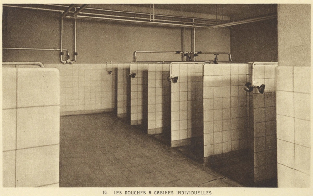 Ecole de plein air permanente - Ville de Mulhouse - Pfastatt (Haut-Rhin) - Les douches à cabine individuelle.