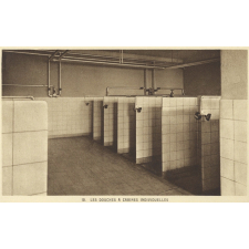 Ecole de plein air permanente - Ville de Mulhouse - Pfastatt (Haut-Rhin) - Les douches à cabine individuelle.
