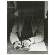 Enfant mal-voyant écrivant en braille avec une Perkins.