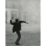 Un manifestant lançant un pavé. 