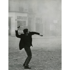 Un manifestant lançant un pavé.