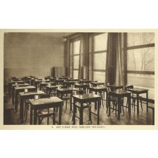 Ecole de plein air permanente - Ville de Mulhouse - Pfastatt (Haut-Rhin) - Une classe avec mobilier individuel.