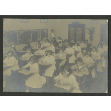 Jeunes filles en classe, Espagne.