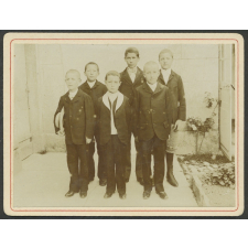 Garçons en costume. 
