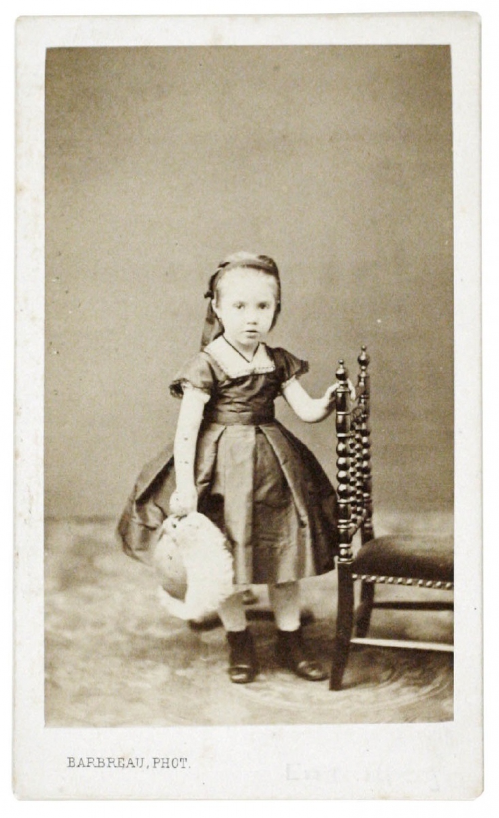 Petite fille au chapeau. 