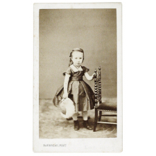 Petite fille au chapeau. 