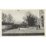 Département de Vaucluse - Orphelinat laïque - École de Plein Air de Ste-Garde-St-Didier - La plage artificielle dans la cour de la Classe enfantine.