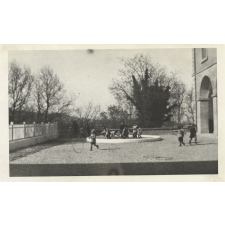 Département de Vaucluse - Orphelinat laïque - École de Plein Air de Ste-Garde-St-Didier - La plage artificielle dans la cour de la Classe enfantine.