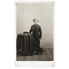 Portrait de garçon en uniforme.