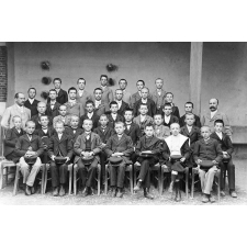 Les Elèves de 1ère et 2 ème année de l'EPS de Crest (année scolaire 1898-1899). 