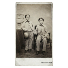 Deux garçons.