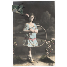 Fillette au cerceau.