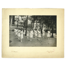 Jeunes filles faisant une démonstration de danse ou de gymnastique. 