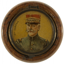Boîte de boutons de chocolat Menier à l'effigie du général Sarrail.