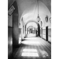 Ecole primaire supérieure de filles de Pont-à-Mousson - Ancien cloître des Antonistes, le vestibule. 