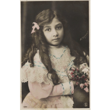 Fillette au bouquet.