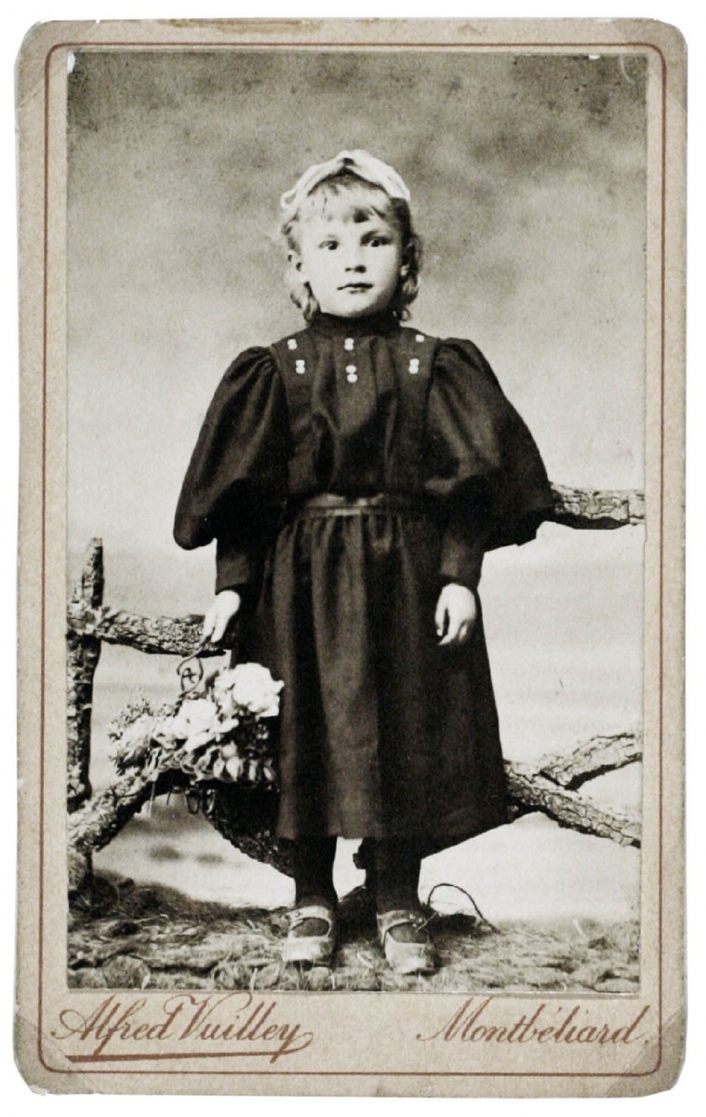 Petite fille avec panier de fleurs. 