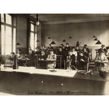 Lycée Fénelon de Lille. Salle de physique et chimie.