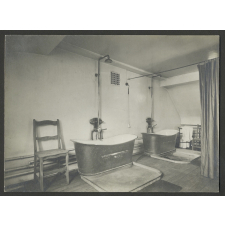 Lycée de jeunes filles. Salle de bains et douches.