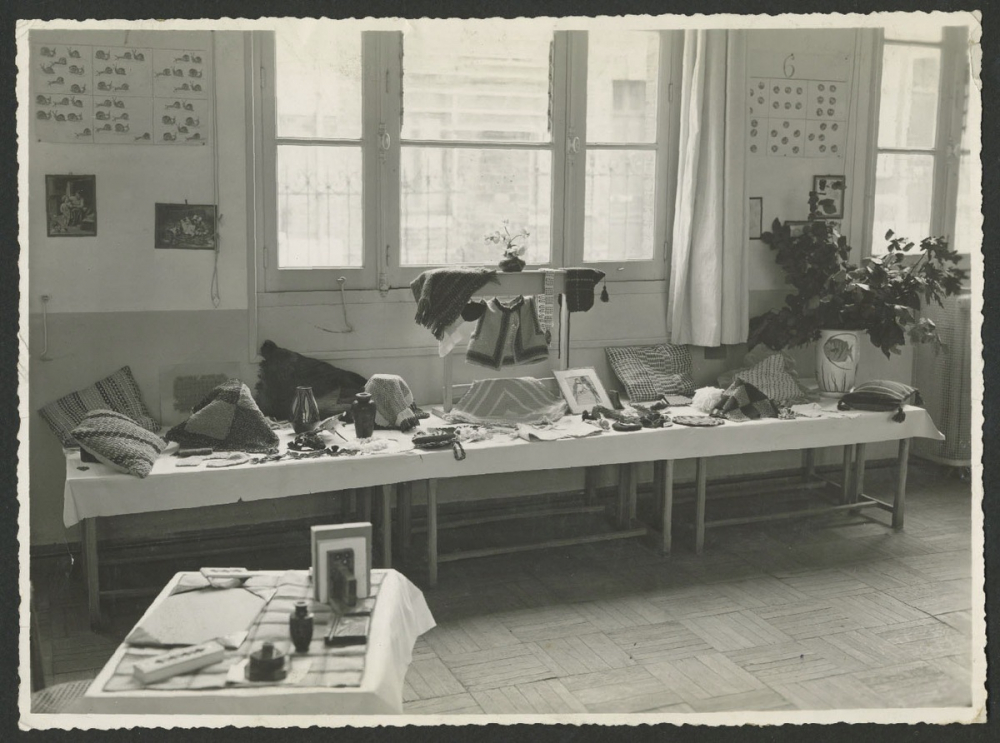 Ecole maternelle Xavier Aubryet : exposition de travaux manuels par les écoles du département de l'Aisne. Travail de la laine.