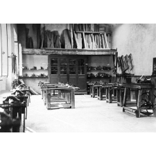 Ateliers (fer et bois) de l'EPS de Crest. 