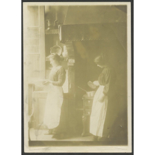 Femmes à la cuisine.