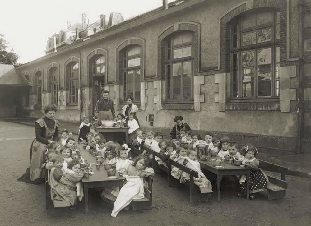 Ecole maternelle rue de Paradis, Cholet, Repas en plein air.