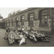 Ecole maternelle rue de Paradis, Cholet, Repas en plein air.